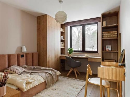 Обволакивающий интерьер загородного дома с акцентной винтовой лестницей. 09