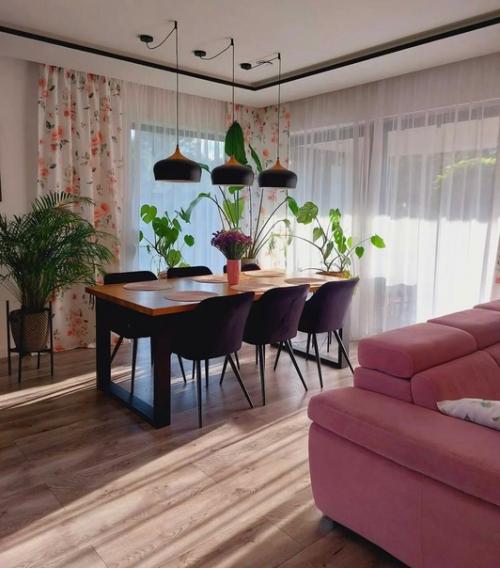 Просторная светлая кухня с большим окном и стильными аксессуарами. 02