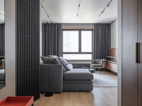 Дизайнеры полную перепланировку провели.