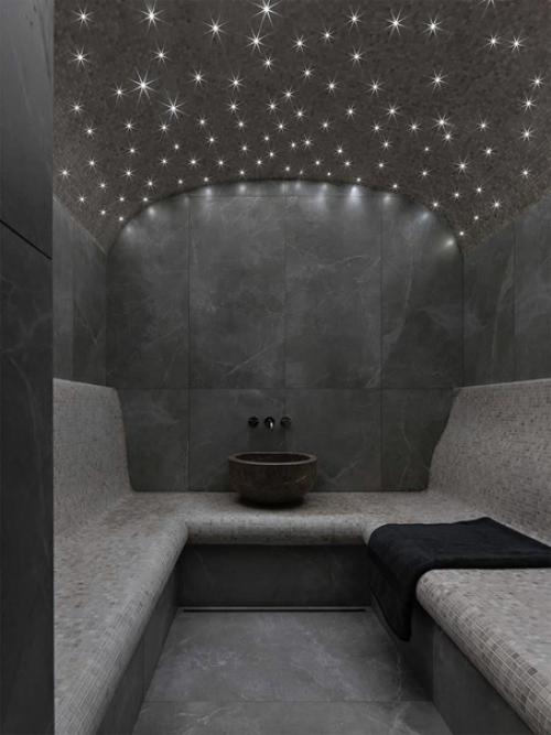 Обволакивающий интерьер загородного дома с акцентной винтовой лестницей. 03