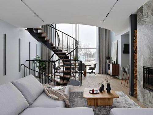 Обволакивающий интерьер загородного дома с акцентной винтовой лестницей. 05