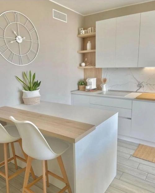 Квартира в светлых оттенках с элементами светлого дерева.
