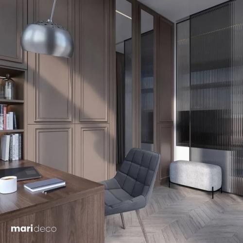 Домашний офис в гардеробной за закрытыми дверями. 02