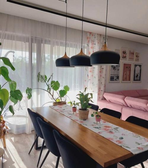 Просторная светлая кухня с большим окном и стильными аксессуарами. 04