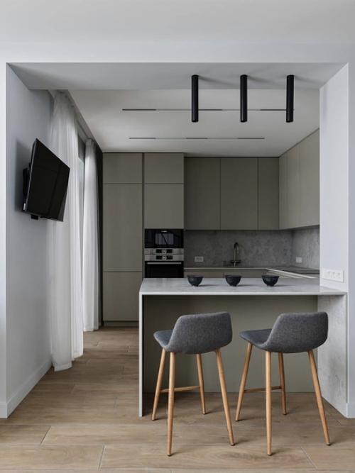 Обволакивающий интерьер загородного дома с акцентной винтовой лестницей. 07