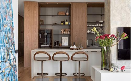 Такой дизайн интерьера - отличное решение для тех, кто хочет создать пространство, которое будет казаться более просторным и светлым. 01