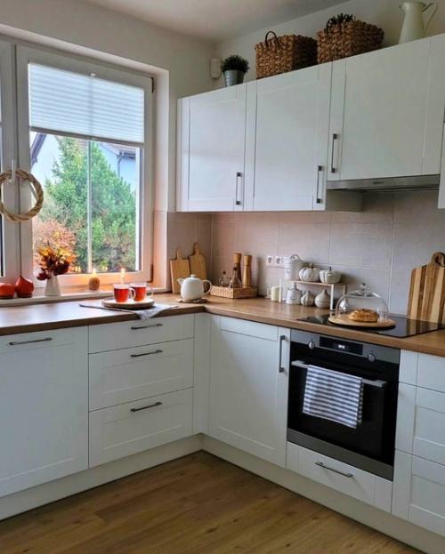 Этот интерьер - воплощение чистоты, порядка и функциональности, которые так ценят в скандинавском стиле. 06