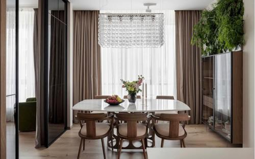 Такой дизайн интерьера - отличное решение для тех, кто хочет создать пространство, которое будет казаться более просторным и светлым.