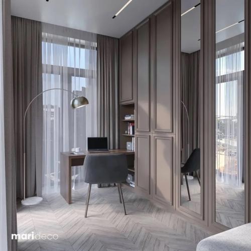 Домашний офис в гардеробной за закрытыми дверями.