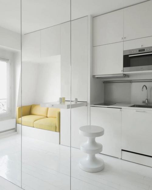 Белоснежный интерьер и грамотная организация пространства позволяет создать даже на такой ограниченной территории полноценную студию для жилья. 02