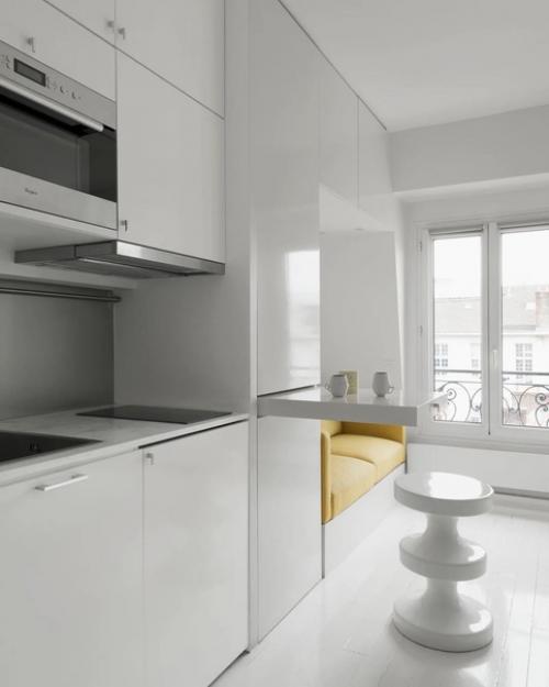 Белоснежный интерьер и грамотная организация пространства позволяет создать даже на такой ограниченной территории полноценную студию для жилья. 01