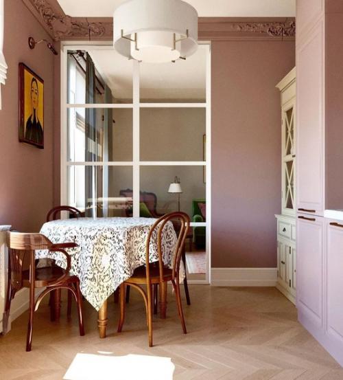Пудровый оттенок - беспроигрышный вариант для дизайна кухни во всех отношениях. 03