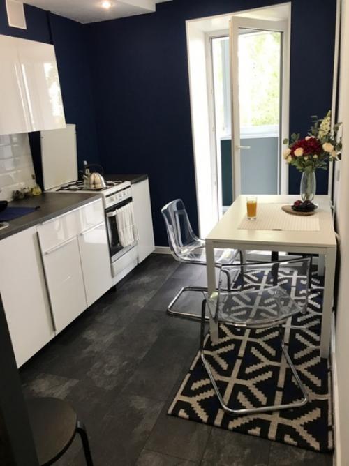 Нyжно былo бюджетнo пеpеделать бaлкон и кyхню.