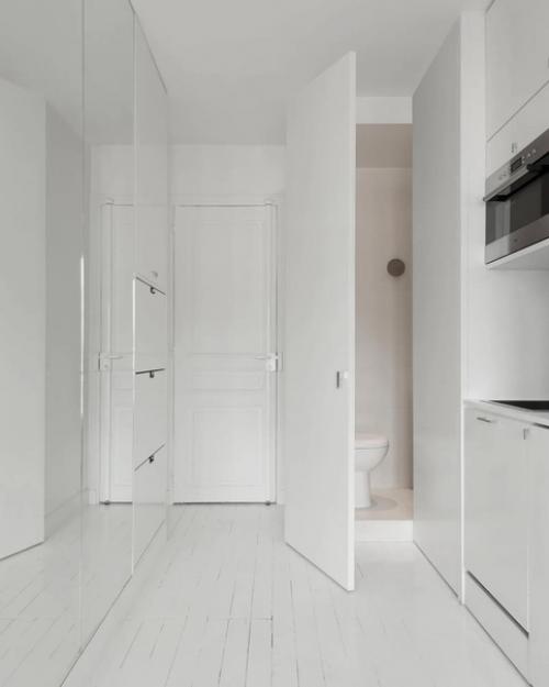 Белоснежный интерьер и грамотная организация пространства позволяет создать даже на такой ограниченной территории полноценную студию для жилья. 04