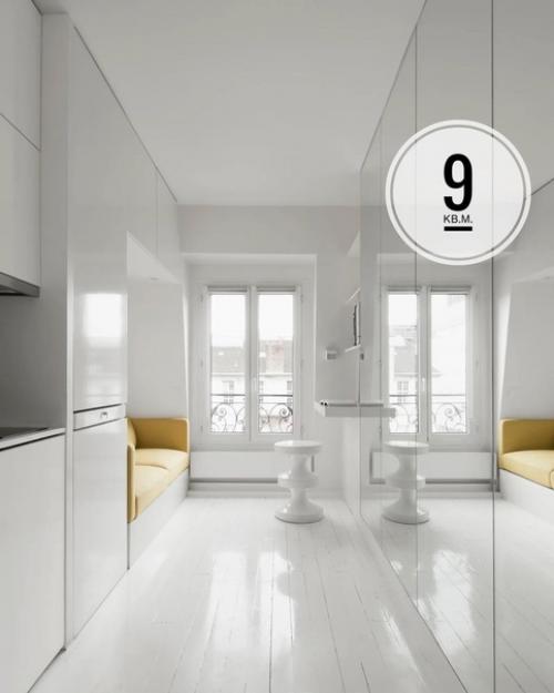 Белоснежный интерьер и грамотная организация пространства позволяет создать даже на такой ограниченной территории полноценную студию для жилья.