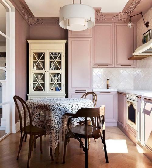 Пудровый оттенок - беспроигрышный вариант для дизайна кухни во всех отношениях. 02