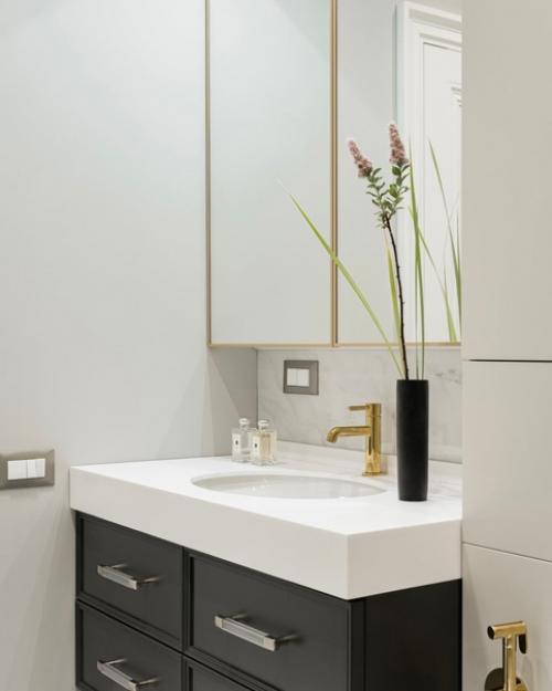 Красивый интерьер с грамотно использованной лепниной и шикарной цветовой гаммой. 07