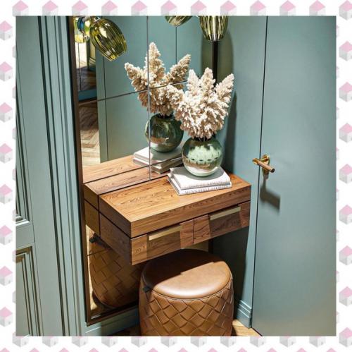 Сочная прихожая.  Очень красиво, особенно цвет и фактура дерева. 02