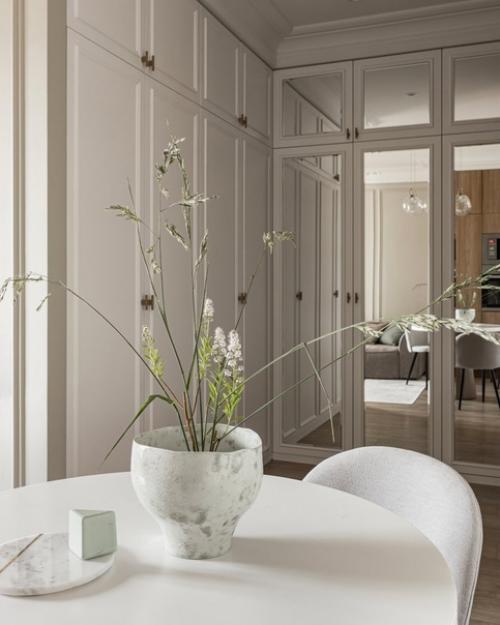 Красивый интерьер с грамотно использованной лепниной и шикарной цветовой гаммой. 05