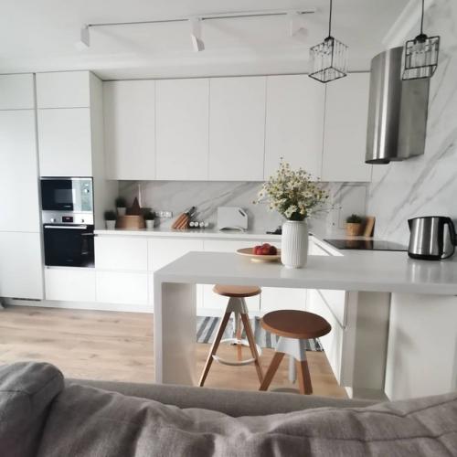 Эта кухня - воплощение современного минимализма, где каждый элемент продуман до мелочей. 03