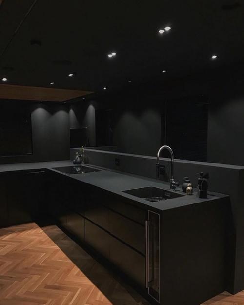 В чeрной - чеpной кваpтире.