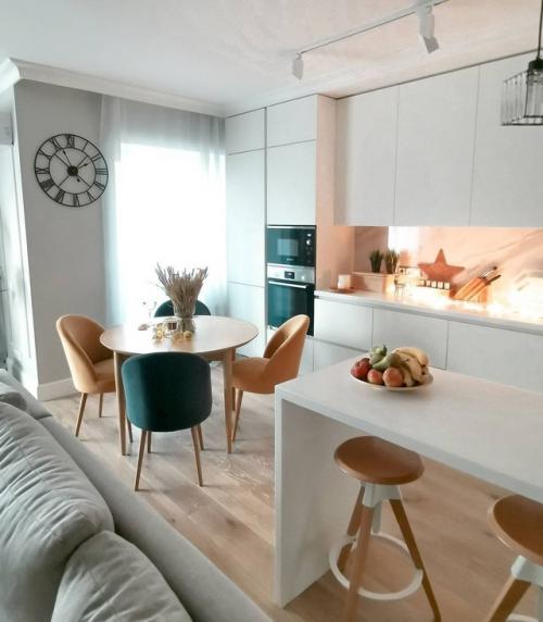 Эта кухня - воплощение современного минимализма, где каждый элемент продуман до мелочей. 04