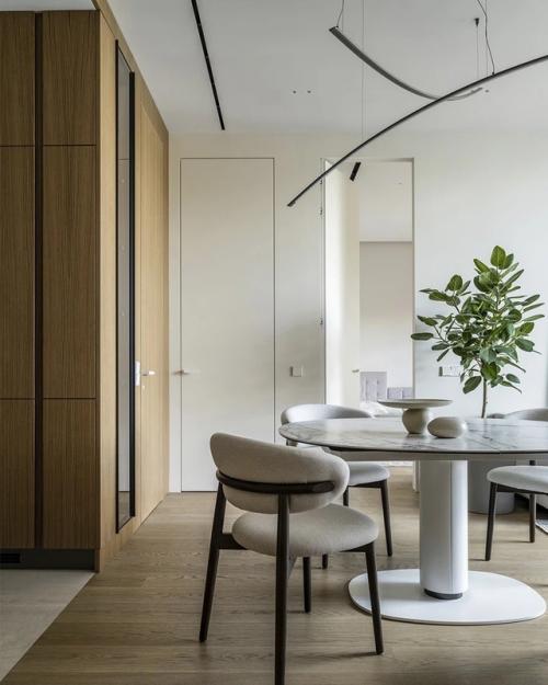 Интерьер этой квартиры - пример того, как минимализм может быть по-настоящему тёплым и уютным. 02