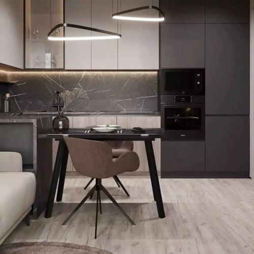 Смелое решение для тех, кто предпочитает темные краски и необычный декор: сочетать коричневый цвет с черным мрамором. 01