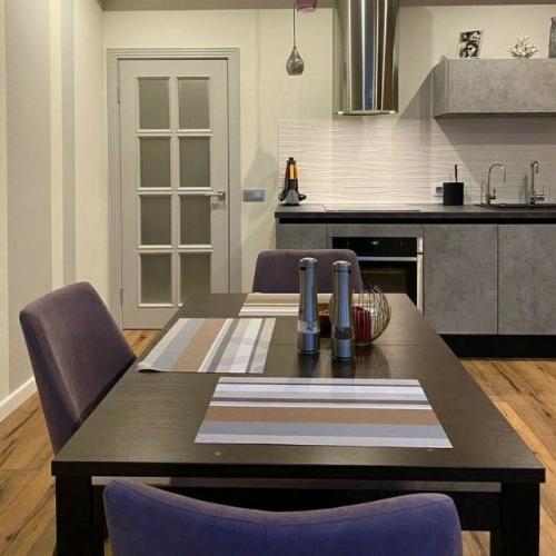 Отказ от верхних шкафов - не просто дизайнерский приём, а способ визуально Приподнять потолки и добавить кухне воздуха. 03