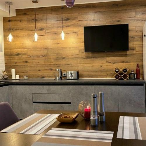 Отказ от верхних шкафов - не просто дизайнерский приём, а способ визуально Приподнять потолки и добавить кухне воздуха. 08