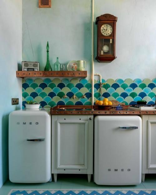 Эта квартира - не просто жилое пространство, а отражение характеров, интересов и глубины своих владельцев. 04