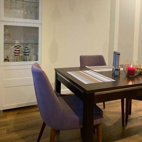 Отказ от верхних шкафов - не просто дизайнерский приём, а способ визуально Приподнять потолки и добавить кухне воздуха. 05