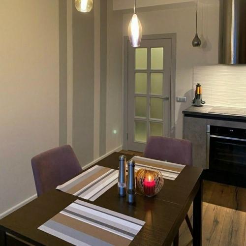 Отказ от верхних шкафов - не просто дизайнерский приём, а способ визуально Приподнять потолки и добавить кухне воздуха. 02