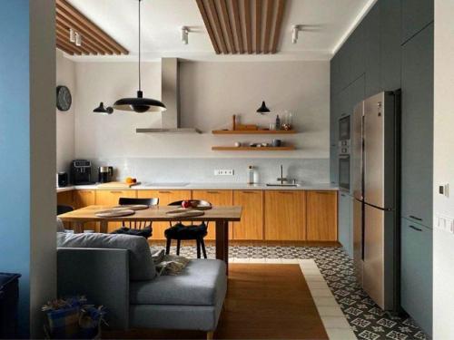 Вот такая красивая кухня - гостиная после ремонта. 03