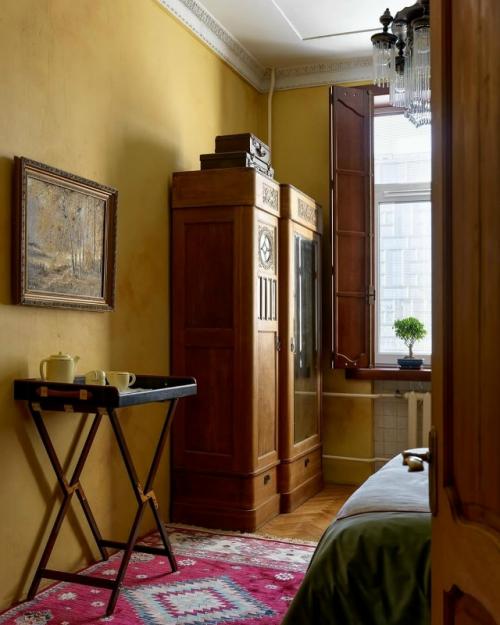 Эта квартира - не просто жилое пространство, а отражение характеров, интересов и глубины своих владельцев. 01