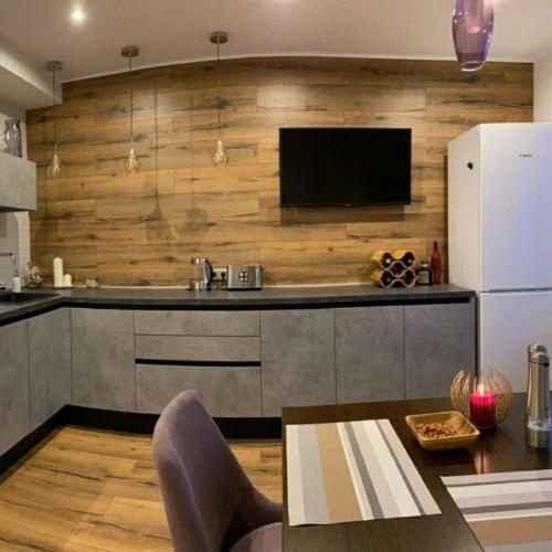 Отказ от верхних шкафов - не просто дизайнерский приём, а способ визуально Приподнять потолки и добавить кухне воздуха. 07