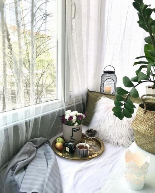 Уютный балкон. Он не утеплён, но это не мешает скоротать весенний или летний вечерок. 02