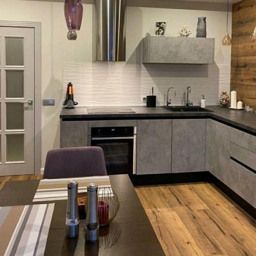 Отказ от верхних шкафов - не просто дизайнерский приём, а способ визуально Приподнять потолки и добавить кухне воздуха. 06