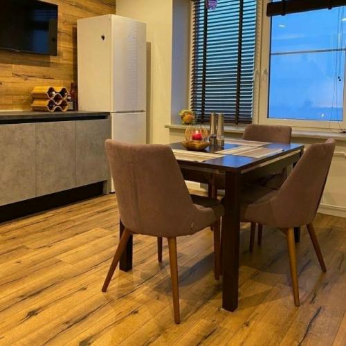 Отказ от верхних шкафов - не просто дизайнерский приём, а способ визуально Приподнять потолки и добавить кухне воздуха. 04