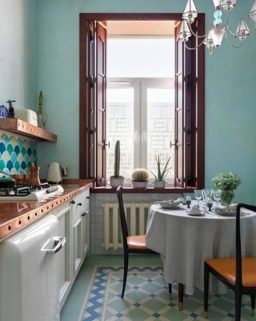 Эта квартира - не просто жилое пространство, а отражение характеров, интересов и глубины своих владельцев. 02