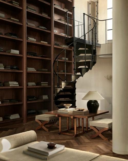 На площади в 300 кв. 06