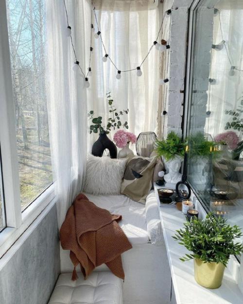 Уютный балкон. Он не утеплён, но это не мешает скоротать весенний или летний вечерок. 01