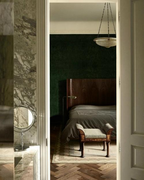 На площади в 300 кв. 04