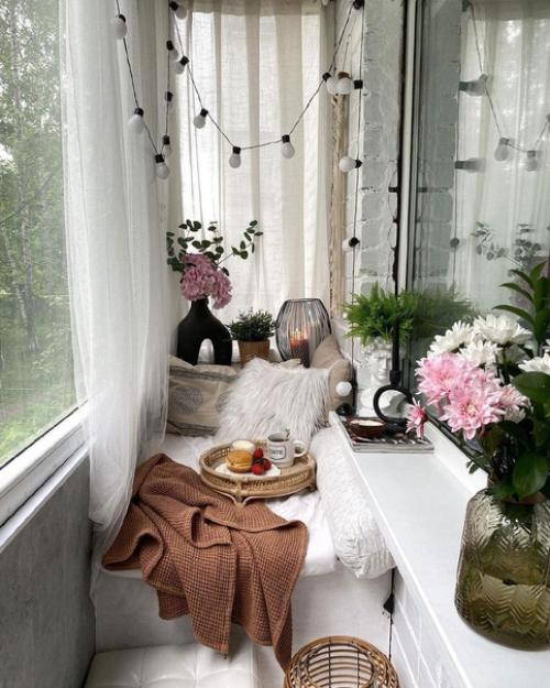 Уютный балкон. Он не утеплён, но это не мешает скоротать весенний или летний вечерок.