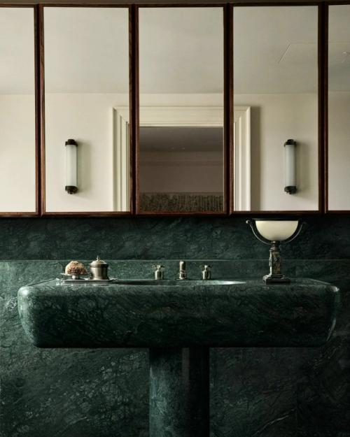 На площади в 300 кв. 09