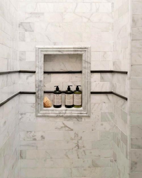 Интересный интерьер, такие элегантные предметы декора, удачно дополняющие друг друга - всё хочется рассмотреть. 08