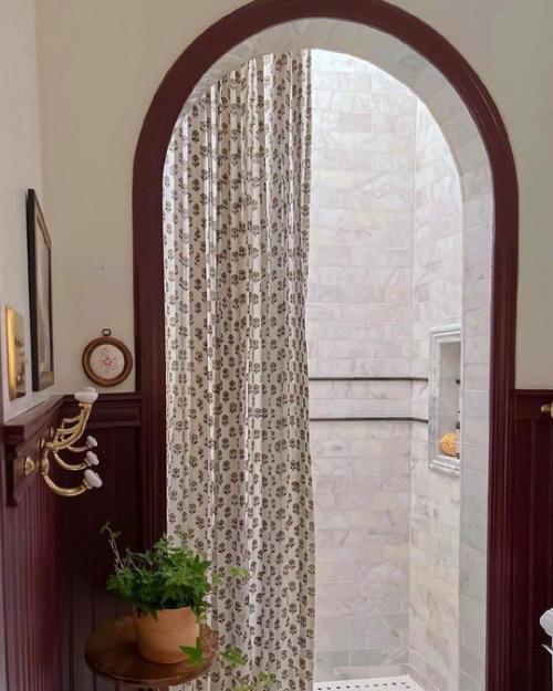 Интересный интерьер, такие элегантные предметы декора, удачно дополняющие друг друга - всё хочется рассмотреть. 05