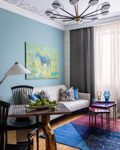 Эклектичная обстановка, в которой много дизайнерской мебели и декора. 03