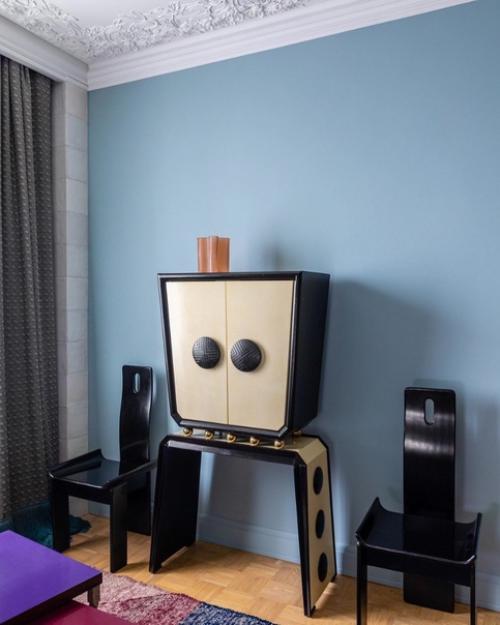 Эклектичная обстановка, в которой много дизайнерской мебели и декора. 04