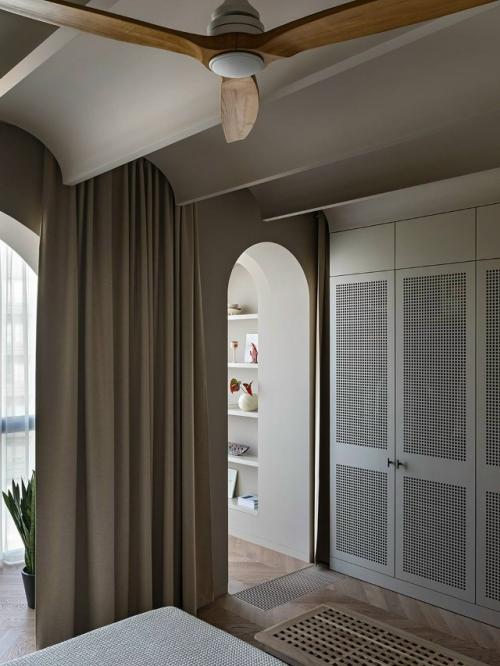 Дизайн интерьера выполнен в современном стиле, который сочетает в себе простоту, элегантность и функциональность. 05